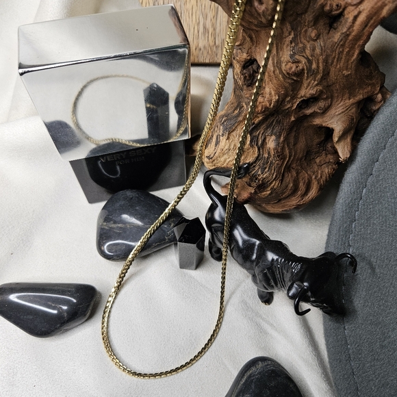 Large Gold Scalloped Herringbone Chain - Picture 4 of 15